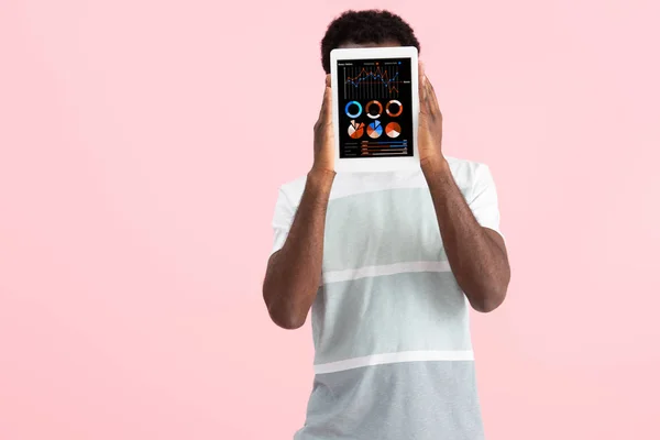 African American Man Pokazując Cyfrowy Tablet Infografiką Izolowane Różowym — Zdjęcie stockowe