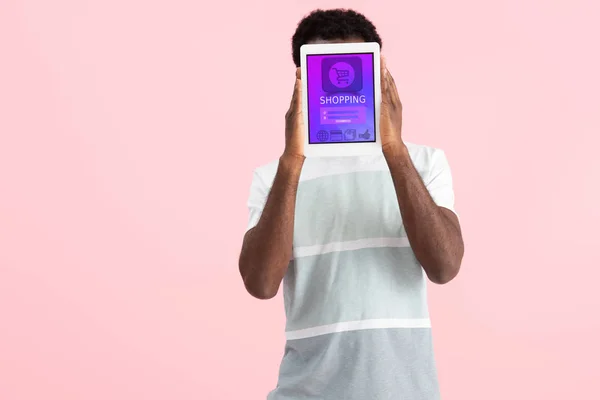 Hombre Afroamericano Mostrando Tableta Digital Con Aplicación Compras Aislado Rosa — Foto de Stock