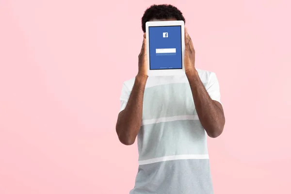 キエフ ウクライナ 2019年5月17日 アフリカ系アメリカ人男性が叫び Facebookアプリでデジタルタブレットを表示し ピンクで隔離 — ストック写真