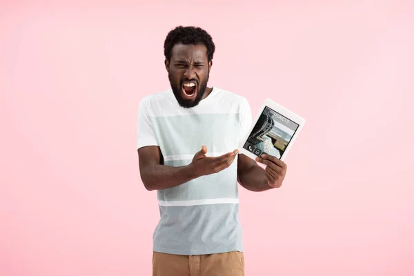 Емоційний Афроамериканський Чоловік Кричить Показує Цифровий Планшет Додатком Квитків Ізольований — стокове фото