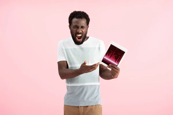 Hombre Afroamericano Emocional Mostrando Tableta Digital Con Aplicación Gráfica Aislado — Foto de Stock