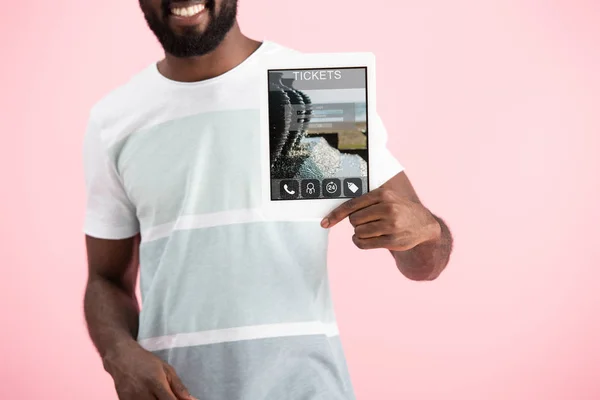 Vista Ritagliata Dell Uomo Afroamericano Sorridente Che Mostra Tablet Digitale — Foto Stock