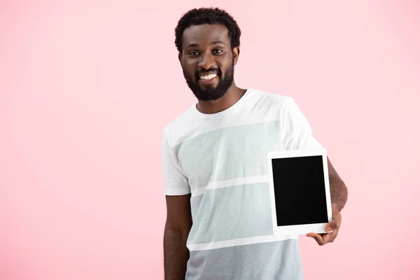 ピンクに隔離された空白の画面でデジタルタブレットを示す笑顔のアフリカ系アメリカ人男性 — ストック写真