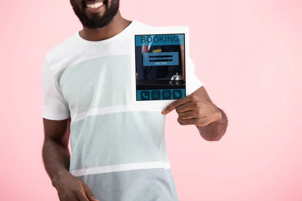 Nyírt Kilátás Mosolygó Afro Amerikai Férfi Bemutató Digitális Tabletta Foglalási — Stock Fotó