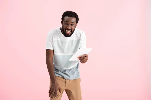 Сміється Афроамериканський Чоловік Використовує Цифровий Планшет Ізольовано Рожевому — стокове фото