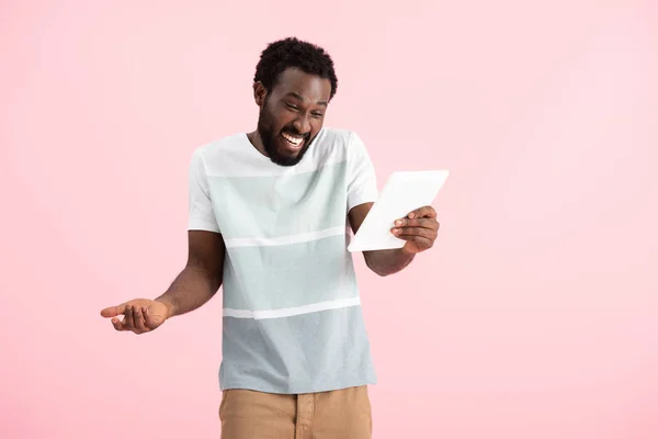 Neşeli Afrikalı Amerikalı Adam Pembe Izole Dijital Tablet Üzerinde Görüntülü — Stok fotoğraf