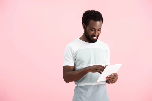Hymyilevä Afrikkalainen Amerikkalainen Mies Käyttäen Digitaalinen Tabletti Eristetty Vaaleanpunainen — kuvapankkivalokuva