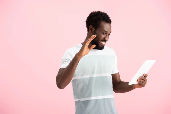 Homem Americano Africano Alegre Acenando Tendo Vídeo Chat Tablet Digital — Fotografia de Stock