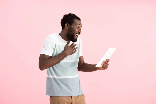 Happy Surprised African American Man Having Video Chat Digital Tablet — Stock Photo, Image