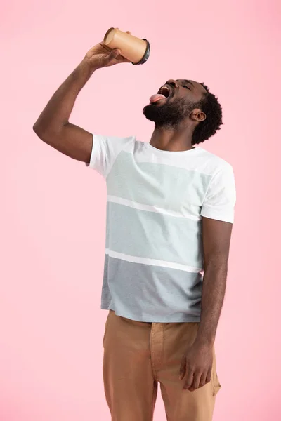 수염이 아프리카계 미국인 남자가 커피를 마시고 분홍색으로 고립되었습니다 — 스톡 사진