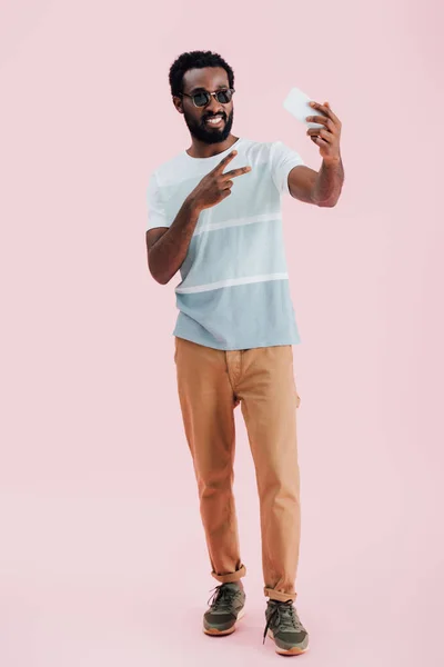 Uomo Afroamericano Occhiali Sole Con Segno Vittoria Scattare Selfie Smartphone — Foto Stock