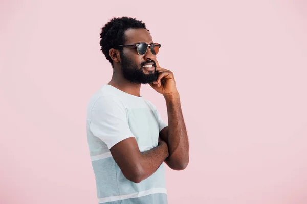 Americano Africano Feliz Homem Óculos Sol Isolado Rosa — Fotografia de Stock