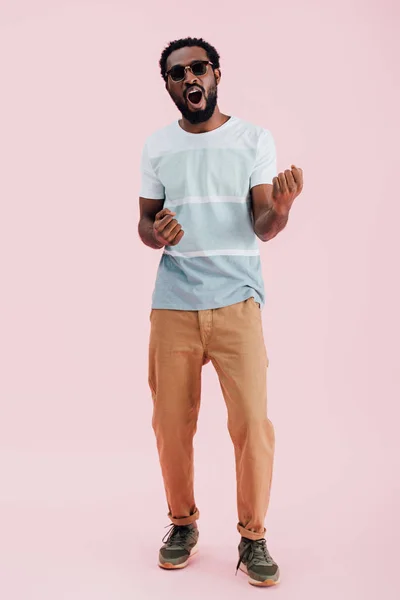 Vidám Afro Amerikai Ember Napszemüveg Kiabálás Elszigetelt Rózsaszín — Stock Fotó