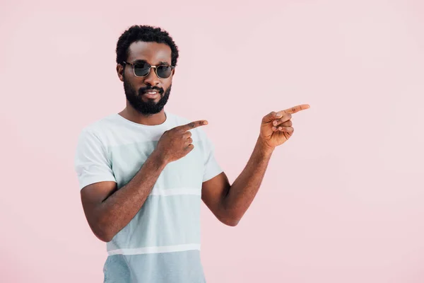 Schöner Afrikanisch Amerikanischer Mann Mit Sonnenbrille Der Zur Seite Zeigt — Stockfoto