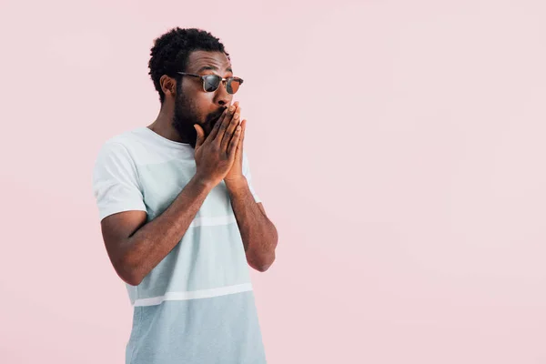 Fiatal Meglepett Afro Amerikai Férfi Napszemüvegben Elszigetelt Rózsaszín — Stock Fotó