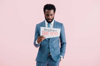 pembe izole sahte haber ile gazete okuma ciddi afro-amerikan işadamı