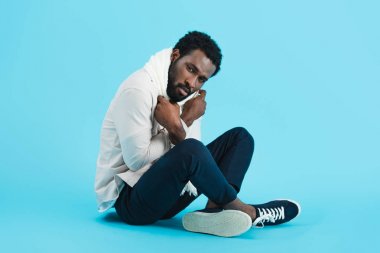 sıcak eşarp yakışıklı afro-amerikan adam soğuk olan, mavi izole