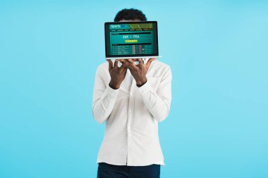 mavi izole spor bahis web sitesi ile dizüstü bilgisayar gösteren afrikalı-amerikalı adam