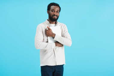 Mutlu Afro-Amerikan adam dizüstü bilgisayarını mavi ile izole etti.