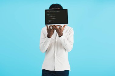 Kiev, Ukrayna - 17 Mayıs 2019: Html kodlu dizüstü bilgisayar gösteren Afro-Amerikan adam, mavi izole