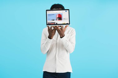 Kiev, Ukrayna - 17 Mayıs 2019: ebay web sitesi ile dizüstü bilgisayar gösteren Afro-Amerikan adam, mavi izole