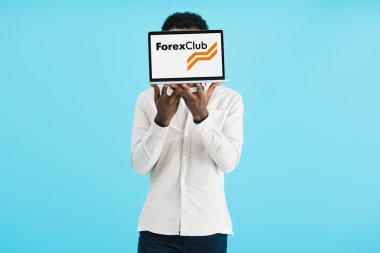 Kiev, Ukrayna - 17 Mayıs 2019: Forex Club web sitesi ile dizüstü bilgisayar gösteren Afro-Amerikan adam, mavi izole