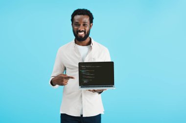 Kiev, Ukrayna - 17 Mayıs 2019: html kodu ile dizüstü bilgisayar işaret gülümseyen Afrikalı Amerikalı adam, mavi izole