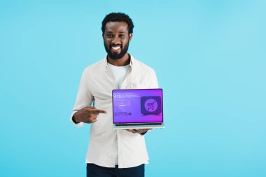 gülümseyen afro-amerikan adam web alışveriş web sitesi mavi izole ile dizüstü işaret