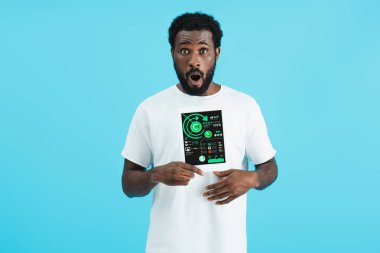 şok afro-amerikan adam infografik uygulaması ile dijital tablet gösteren, mavi izole