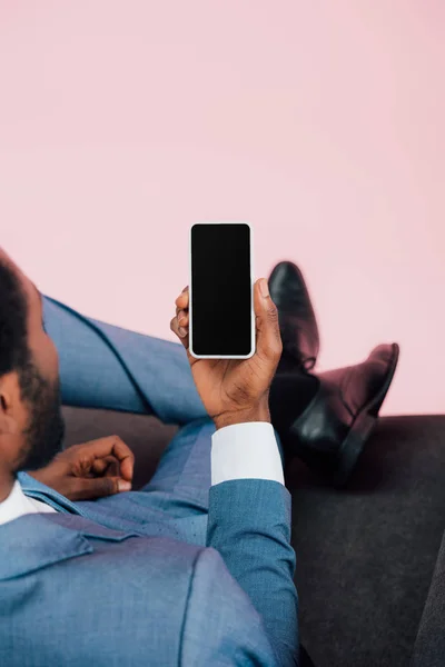 Vista Recortada Del Hombre Negocios Afroamericano Sentado Sillón Sosteniendo Teléfono — Foto de Stock