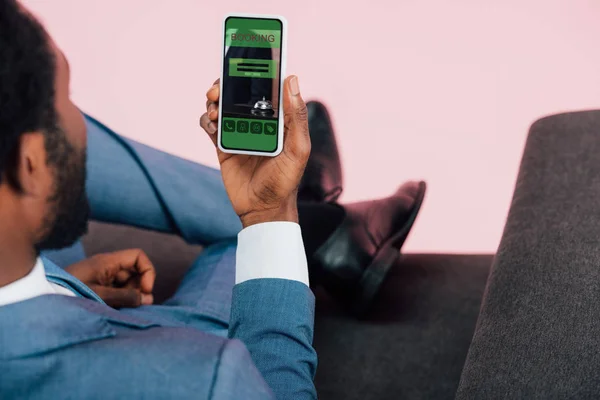 Nyírt Kilátás Afroamerikai Üzletember Mutatja Okostelefon Foglalás App Izolált Rózsaszín — Stock Fotó
