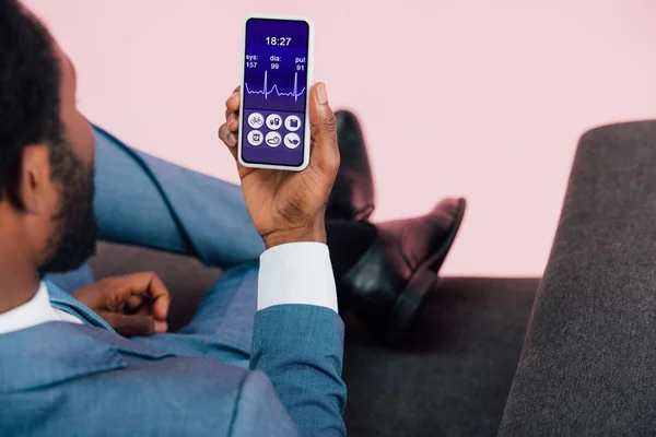 Visão Recortada Empresário Afro Americano Mostrando Smartphone Com Aplicativo Saúde — Fotografia de Stock