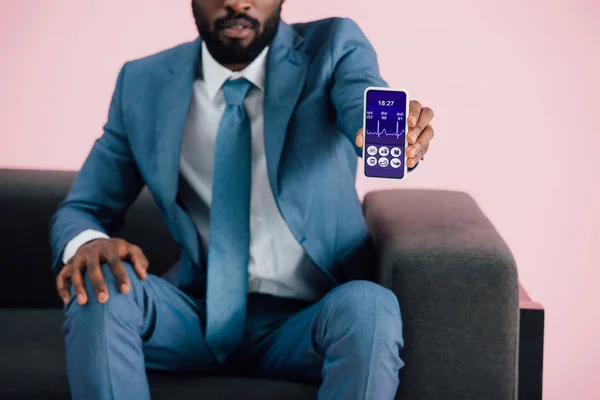Beskuren Syn Afroamerikansk Affärsman Sitter Fåtölj Och Visar Smartphone Med — Stockfoto