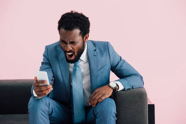 Aggressive Yelling African American Businessman Sitting Armchair Showing Smartphone Blank — Stock Photo, Image