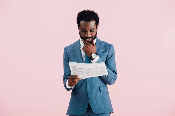 Hombre Negocios Afroamericano Feliz Leyendo Periódico Aislado Rosa — Foto de Stock