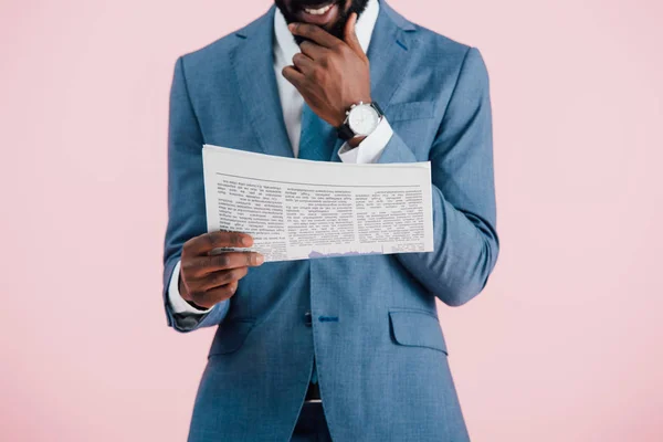 Обрезанный Вид Улыбающийся Африканский Американский Бизнесмен Читает Газету Изолированы Розовый — стоковое фото