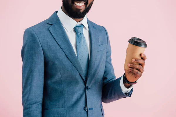 Nyírt Kilátás Mosolygó Afro Amerikai Üzletember Gazdaság Kávét Menni Izolált — Stock Fotó