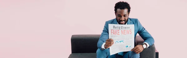 Usmívající Africký Američan Obchodník Čte Noviny Falešnými Zprávami Při Sezení — Stock fotografie