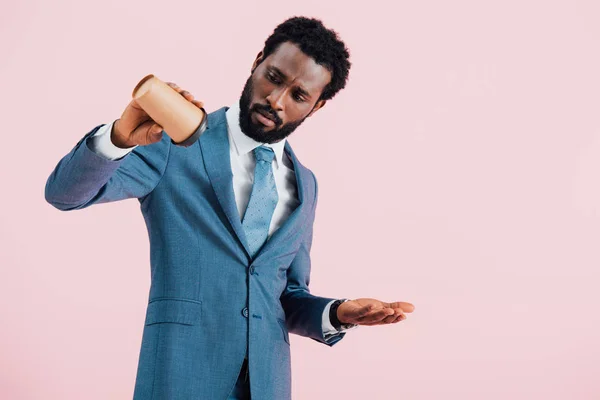 Confuso Hombre Negocios Afroamericano Mirando Taza Vacía Con Café Para — Foto de Stock