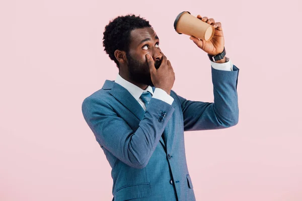 Sorprendido Hombre Negocios Afroamericano Mirando Vacía Taza Café Desechable Aislado —  Fotos de Stock