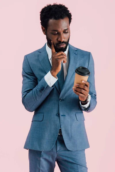 Fundersam Afroamerikansk Affärsman Som Håller Kaffe Att Isolerad Rosa — Stockfoto