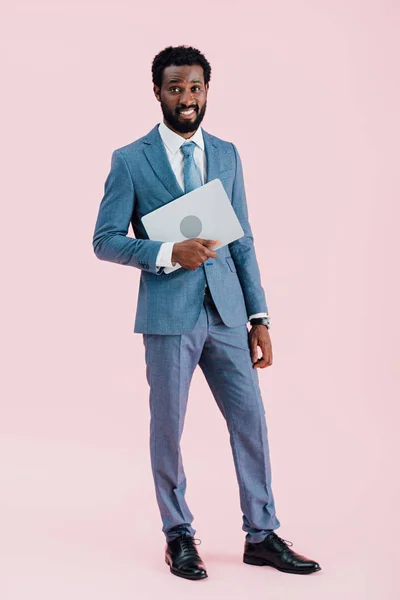 African American Zakenman Holding Laptop Geïsoleerd Roze — Stockfoto