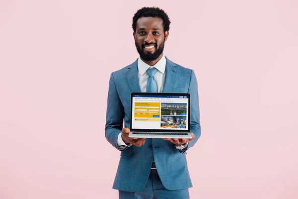 Kyiv Ukraine May 2019 Smiling African American Businessman Showing Laptop — Stock Photo, Image