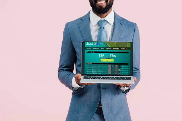 Обрізаний Вид Усміхненого Афроамериканського Бізнесмена Показує Ноутбук Спортивним Веб Сайтом — стокове фото