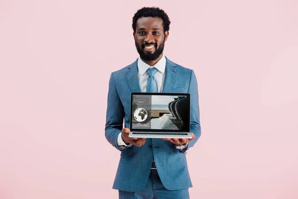 Uomo Affari Afro Americano Sorridente Mostrando Laptop Con Prenotazione Sito — Foto Stock