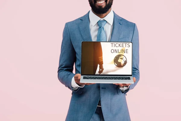 Vista Recortada Sonriente Hombre Negocios Afroamericano Mostrando Portátil Con Entradas —  Fotos de Stock