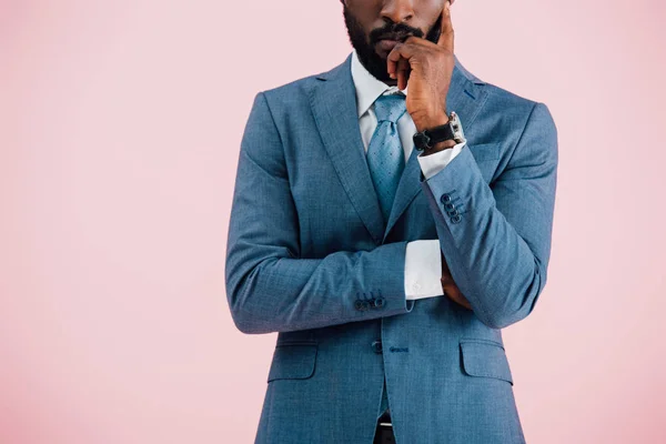 Vista Ritagliata Pensoso Uomo Affari Afroamericano Giacca Cravatta Isolato Rosa — Foto Stock