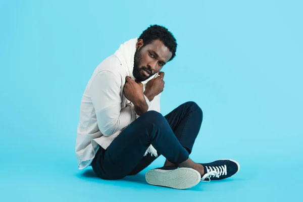 Bonito Afro Americano Homem Cachecol Quente Ter Frio Isolado Azul — Fotografia de Stock