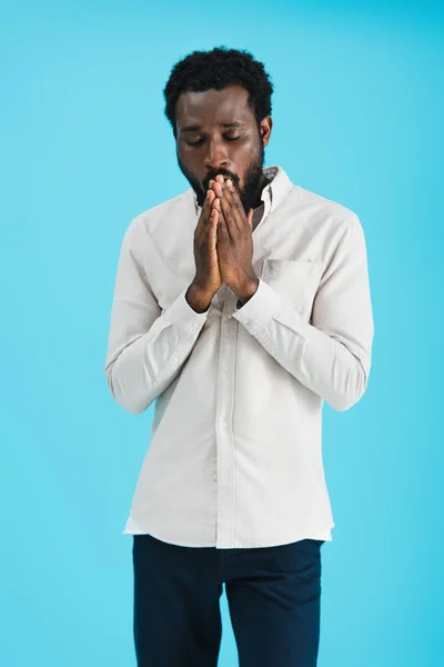 Красивий Афроамериканський Чоловік Закритими Очима Молиться Ізольовано Синьому — стокове фото