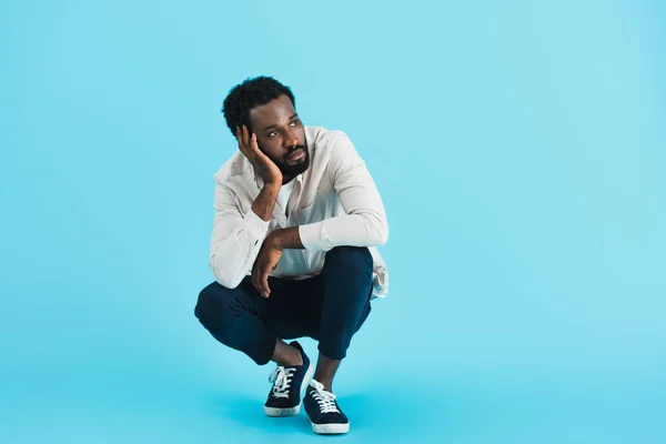 Entediado Afro Americano Homem Posando Isolado Azul — Fotografia de Stock